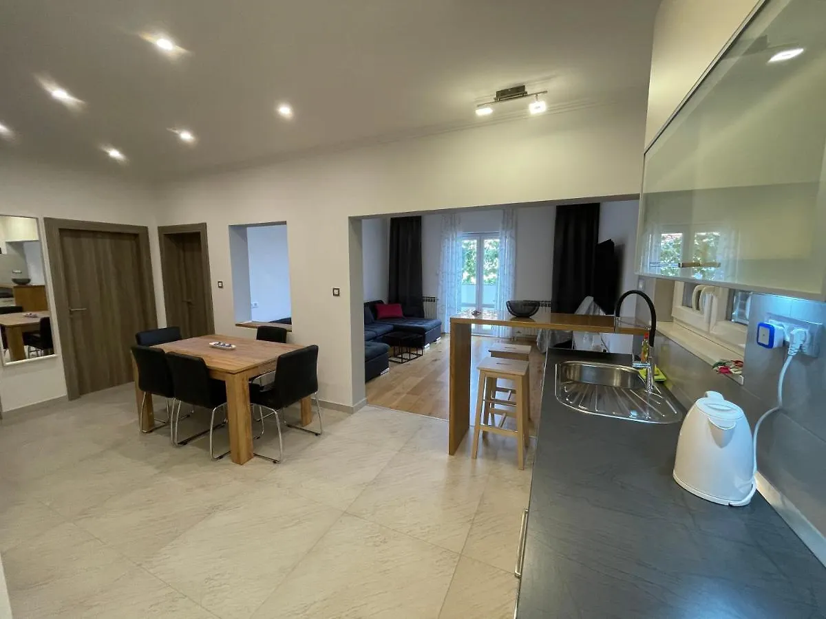Apartment Mateo トロギール